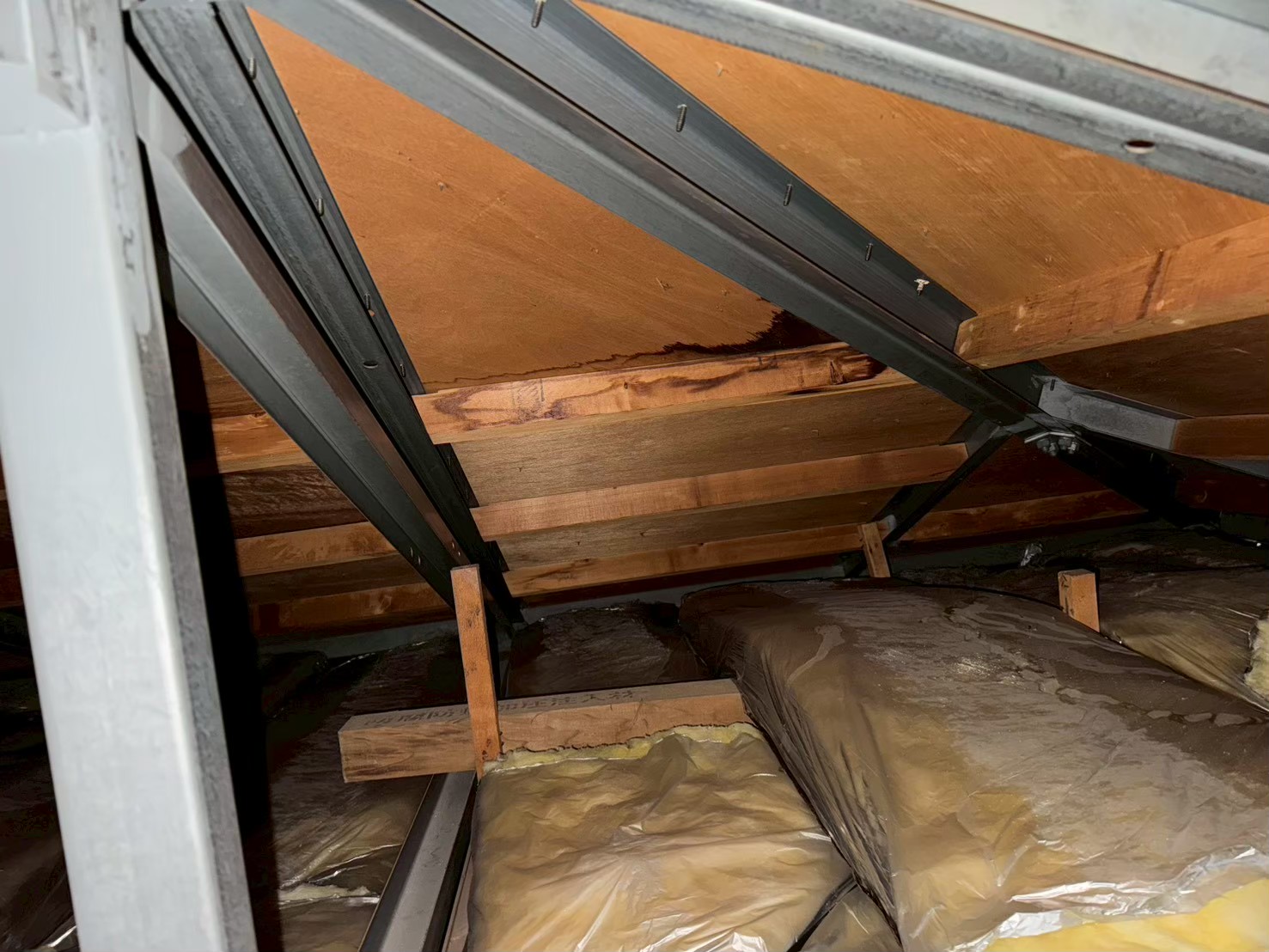 【大津市】屋根のひび割れから雨漏り発生！小屋裏に雨染みを確認｜屋根カバー工法をご提案した現場調査